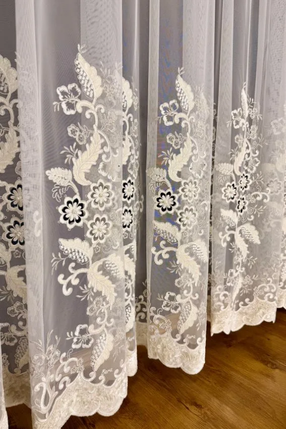 Firana włoska siatka ecru z wycinanymi kwiatami i perełkami
