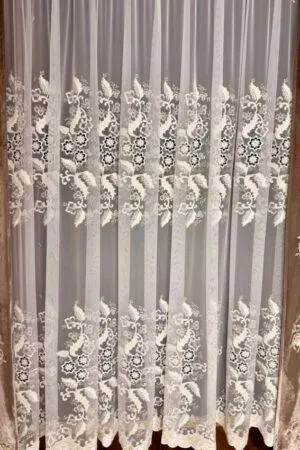 Firana włoska siatka ecru z wycinanymi kwiatami i perełkami