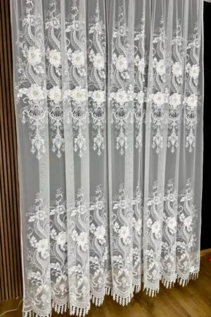 Firana włoska siatka z kwiatami 3D i gipiurową wstawką