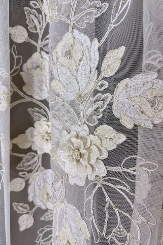 Firana włoska siatka z kwiatami 3D i gipiurową wstawką