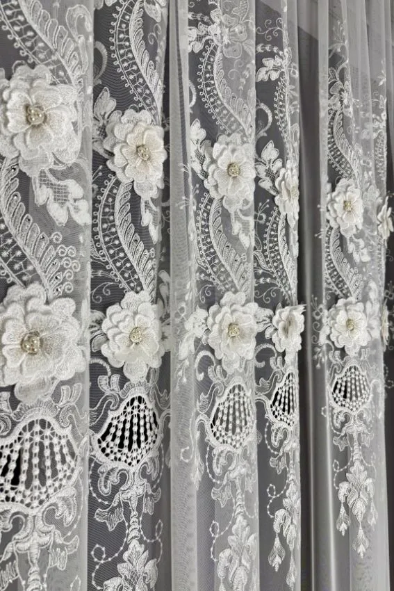 Firana włoska siatka z kwiatami 3D i gipiurową wstawką