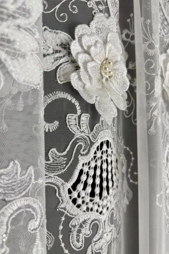 Firana włoska siatka z kwiatami 3D i gipiurową wstawką