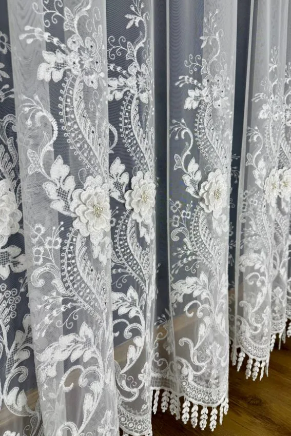 Firana włoska siatka z kwiatami 3D i gipiurową wstawką
