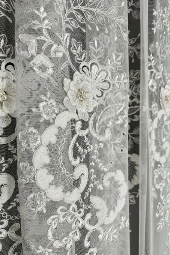Firana włoska siatka z kwiatami 3D i wycinaną gipiurową wstawką - BR7