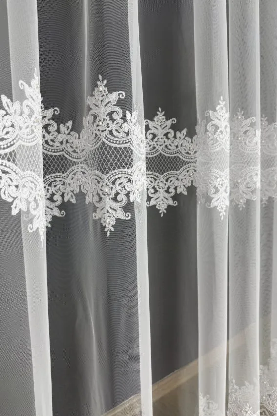 Firana z tureckiej siatki z perłowym haftem – U96