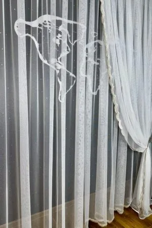 Detal perłowego wykończenia firany K90