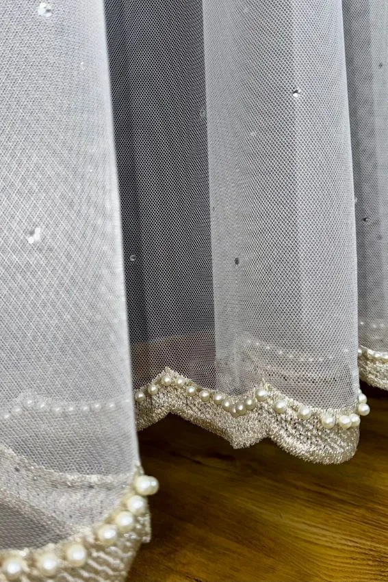 Firana K90 w świetle dziennym – elegancja i blask