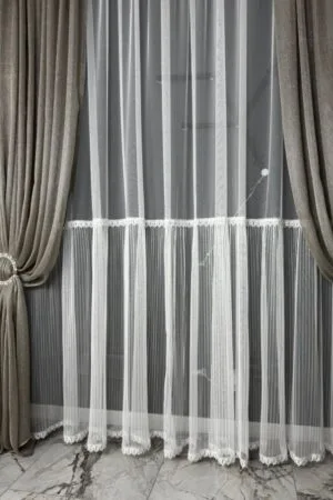 Firana ze spódniczką, kwiatowym haftem i perełkami