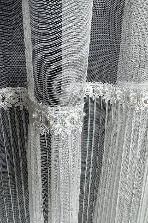 Firana ze spódniczką, kwiatowym haftem i perełkami