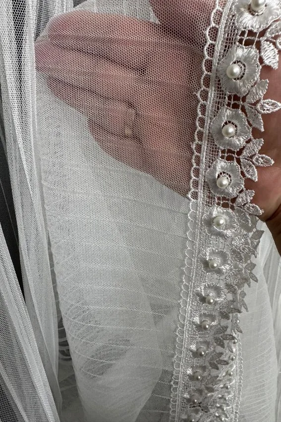 Firana ze spódniczką, kwiatowym haftem i perełkami