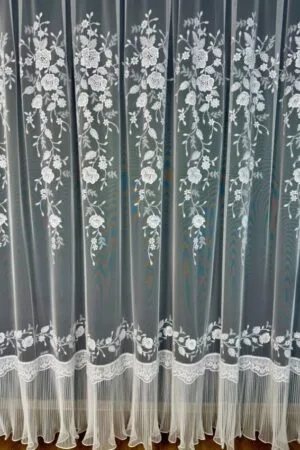 Firana Bloom Cascade z kwiatowym haftem i plisowaną spódniczką