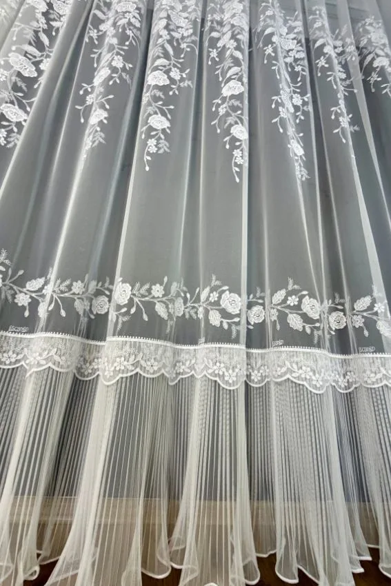 Firana Bloom Cascade z kwiatowym haftem i plisowaną spódniczką