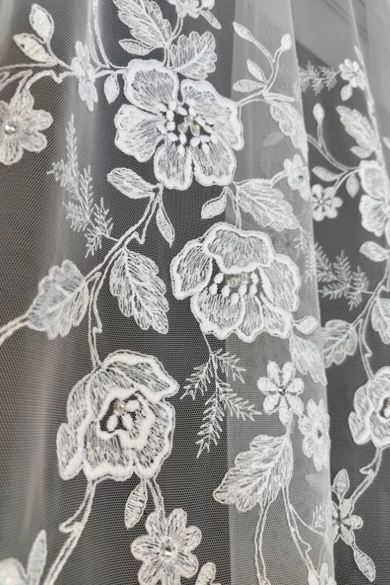 Firana Bloom Cascade z kwiatowym haftem i plisowaną spódniczką