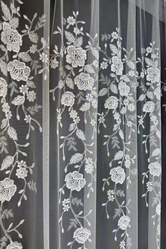 Firana Bloom Cascade z kwiatowym haftem i plisowaną spódniczką