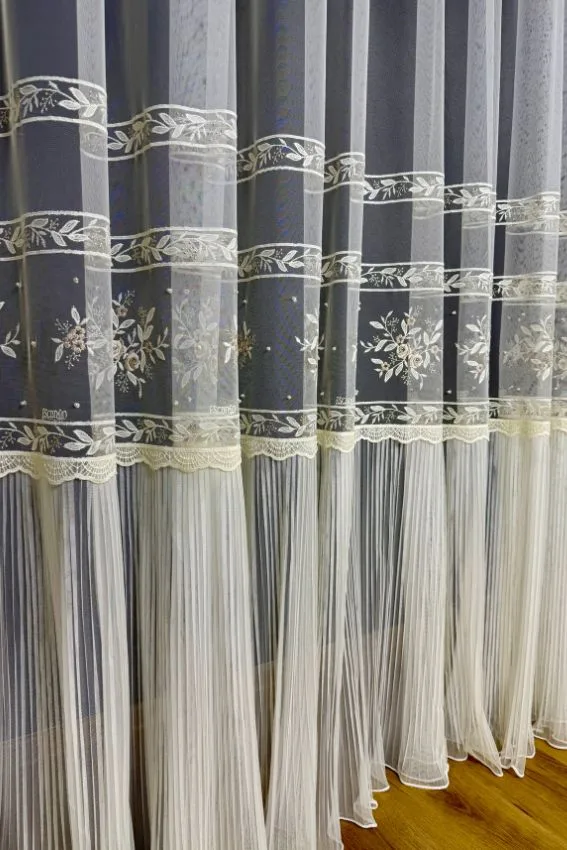 Firana Ecru Blossom z kwiatowym haftem i perłami