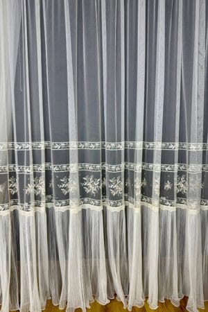 Firana Ecru Blossom z kwiatowym haftem i perłami