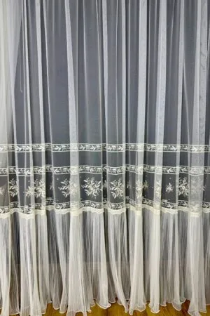 Firana Ecru Blossom z kwiatowym haftem i perłami