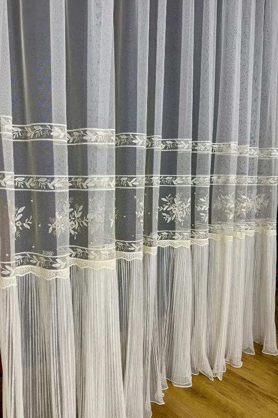 Firana Ecru Blossom z kwiatowym haftem i perłami