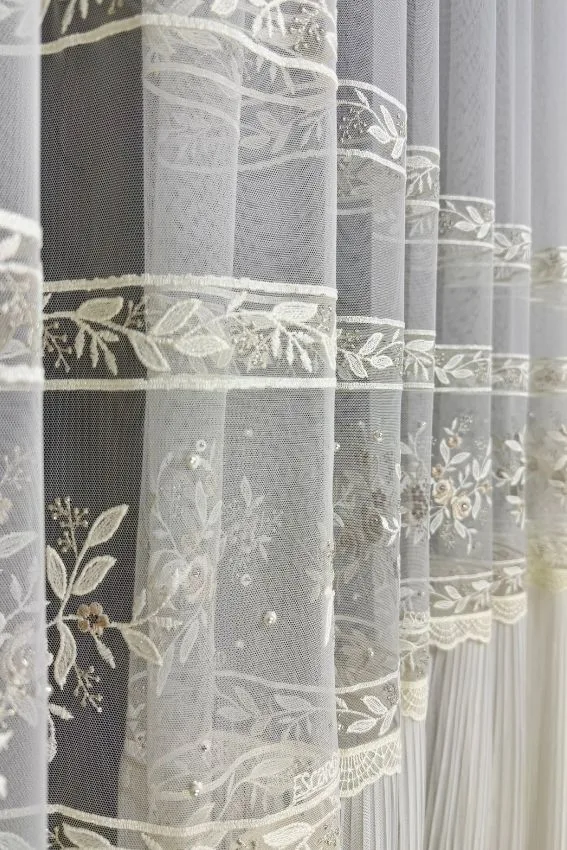 Firana Ecru Blossom z kwiatowym haftem i perłami