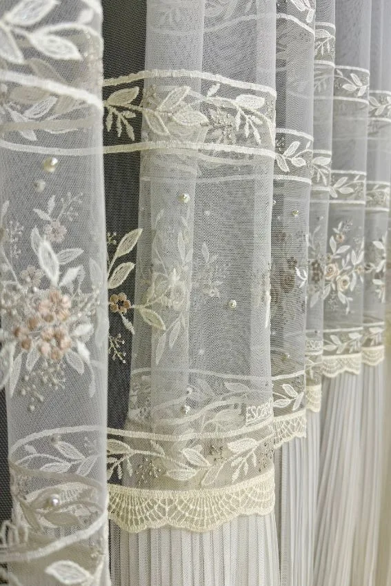 Firana Ecru Blossom z kwiatowym haftem i perłami