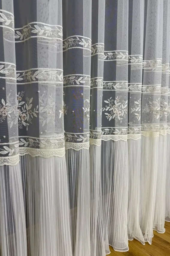 Firana Ecru Blossom z kwiatowym haftem i perłami