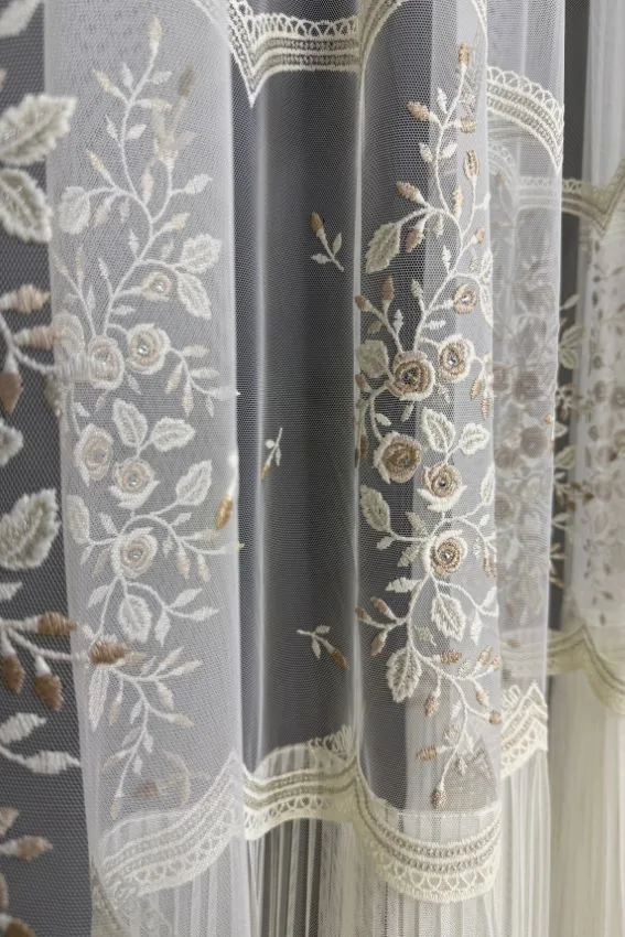 Firana Golden Rose Elegance z haftem i złotymi nićmi