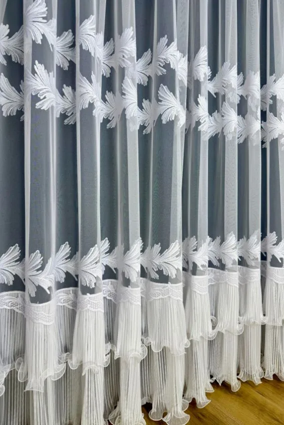 Firana Luminous Line z holograficzną niteczką i podwójną spódniczką