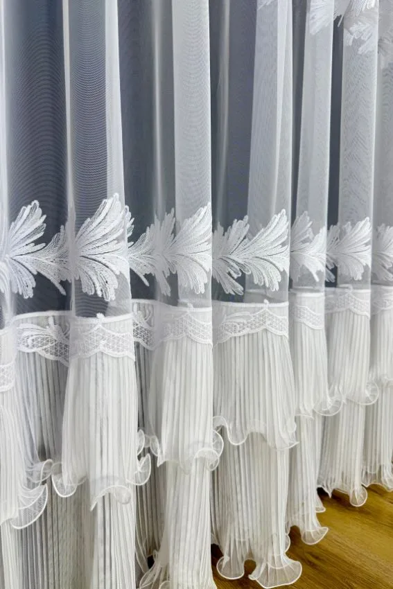 Firana Luminous Line z holograficzną niteczką i podwójną spódniczką