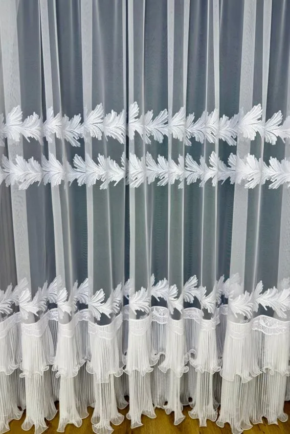 Firana Luminous Line z holograficzną niteczką i podwójną spódniczką