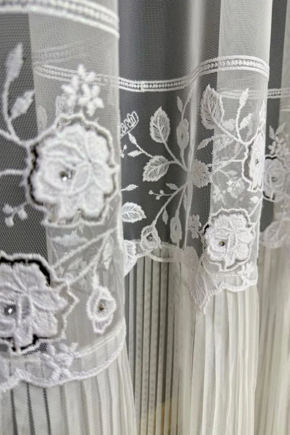 Firana Pure Elegance z podwójnym haftem i spódniczką