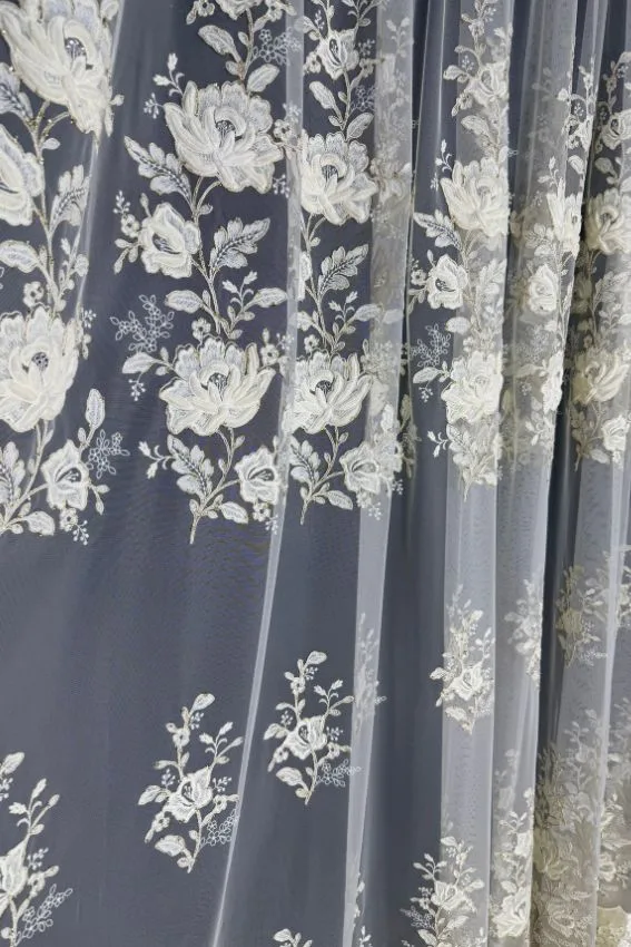 Firana Velvet Bloom z welurowym wykończeniem