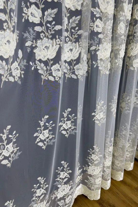 Firana Velvet Bloom z welurowym wykończeniem