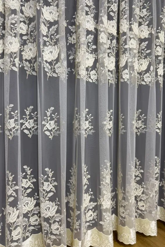 Firana Velvet Bloom z welurowym wykończeniem