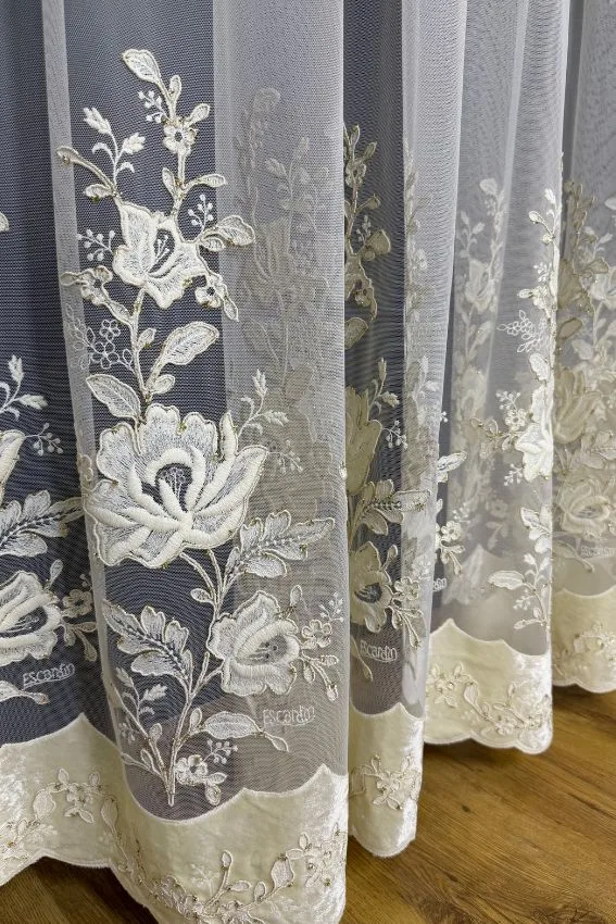 Firana Velvet Bloom z welurowym wykończeniem