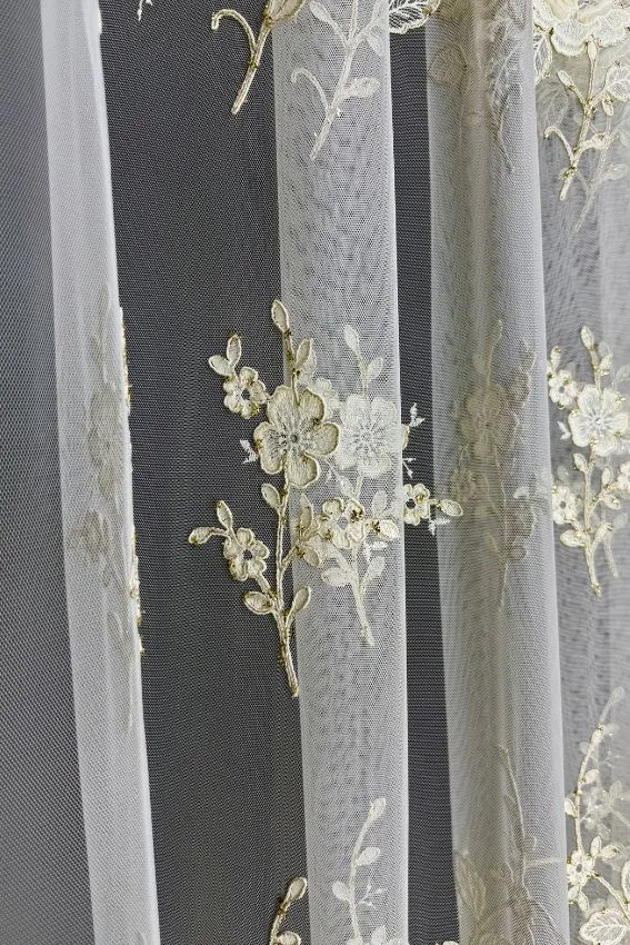 Firana Velvet Rose z z różanym haftem