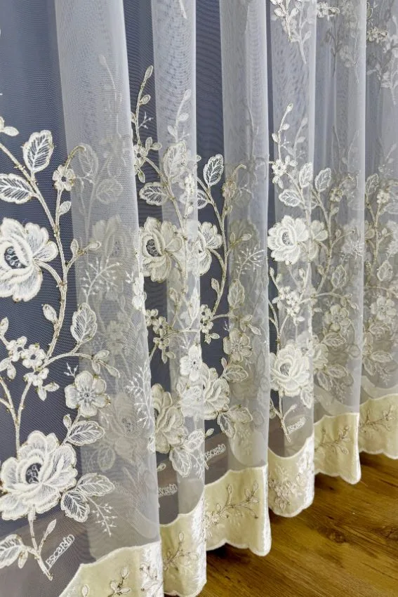Firana Velvet Rose z z różanym haftem