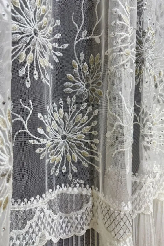 Firana CL28 w świetle dziennym – biel, kolor i elegancja